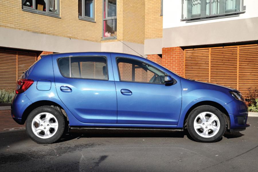  Dacia Sandero Laureate 2013 года  (UK) (фото 8 из 24)